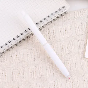 Minimalistischer weißer Gelstift im Detail, glattes Schreiben 0,5 mm Spitze für Bürobedarf.