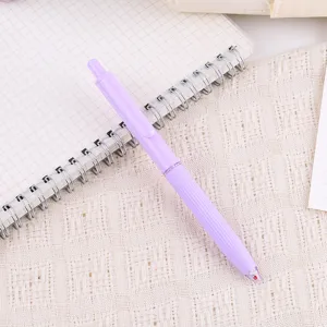 Minimalistischer lila Morandi-Gelstift im Detail, weicher Griff für bequemes Schreiben im Alltag.