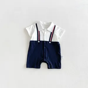Sommerlicher Baby Jungen Strampler mit kurzen Ärmeln, Polokragen und Hosenträgern für Kleinkinder.