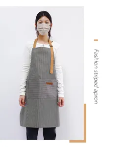 Vue détaillée du tablier de cuisine rayé élégant avec sangle de cou réglable et poche avant.