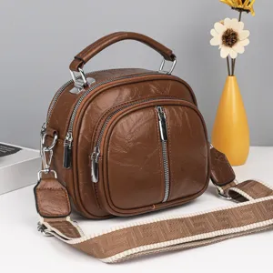Braune, mehrfache weiche Damen-Umhängetasche mit breitem Gurt und modischem Kuppel-Design.