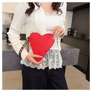 Sac pochette porte-monnaie rouge en forme de cœur avec dragonne, accessoire tendance.