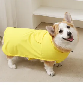 Mignon chien corgi portant une cape de manteau de pluie imperméable jaune en détail
