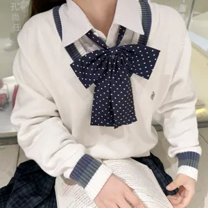 Süßer JK-Uniform-weißer Pullover mit gestreiftem Hemd und gepunkteter Schleife für Mädchen.
