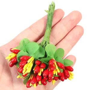 Nahaufnahme Detail künstlicher zweifarbiger Beeren Staubfäden Blumenkern DIY Zubehör.