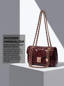 Détail de sac bandoulière matelassé en cuir vernis brillant avec chaîne dorée chic.