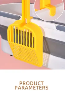 Detailopname van een heldergele kunststof kattenbakschep handige ophanghaak voor gebruik.
