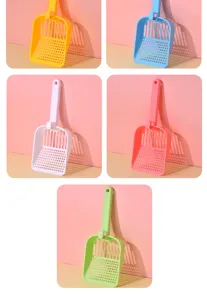 Grote plastic kattenbakschep met grote gaten voor een handige reiniging van het kattentoilet.