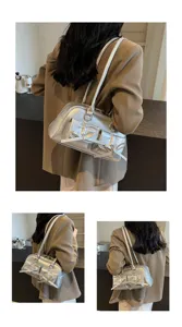 Détail de sac à épaule métallique argenté avec poche à nœud et design sous les bras.