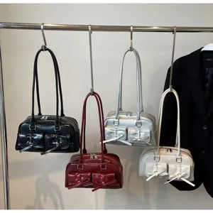 Détail de sac à bandoulière en cuir verni aux multiples couleurs et poches à nœud élégantes.