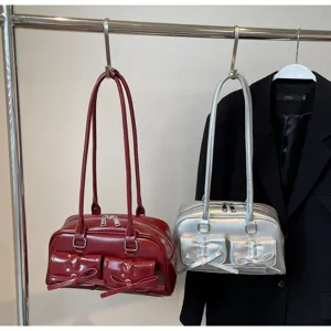 Vue rapprochée de sacs à épaule élégants style ballet avec doubles poches à nœud.