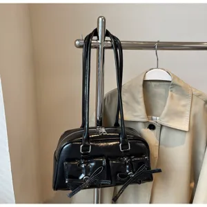 Sac a main epaule en cuir vernis noir detail avec noeud et doubles anses pour femmes.