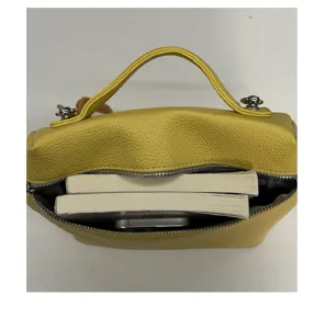 Sac a main en cuir pu jaune avec poignee et fermeture eclair, cabas decontracte spacieux.