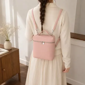 Vue détaillée d'un mini sac à dos rose mignon style coréen pour femmes, scène de dos.
