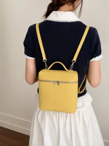 Vue détaillée d'un mini sac à dos carré jaune chic, style coréen mignon et tendance.