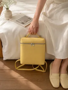 Petit sac à dos en cuir texturé jaune pour femme, sac à main élégant et minimaliste.