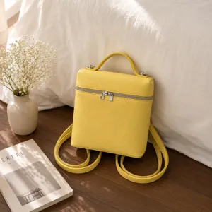 Sac à dos mini jaune tendance pour femme, design carré mignon avec poignée et bretelles.
