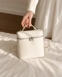 Vue détaillée de mini sac à dos blanc, joli sac à dos casual en cuir PU pour femmes.