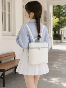 Vue détaillée d'un sac à dos élégant en cuir blanc avec fermeture éclair en extérieur.