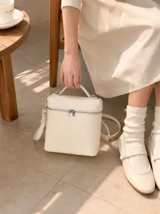 Vue rapprochée d'un sac à bandoulière minimaliste en similicuir coréen de couleur crème.
