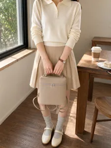 Détail de sac à dos en cuir beige minimaliste, parfait pour le style quotidien et casual.