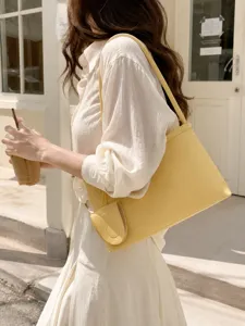 Sac bandoulière hobo minimaliste en cuir jaune pour femmes, élégant sac tendance.