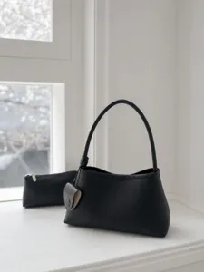 Sac porté épaule hobo minimaliste en cuir noir vue détaillée pour le travail quotidien.