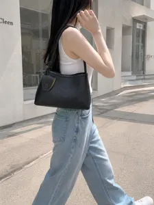 Sac hobo minimaliste pour femme, élégant sac à épaule unique pour le quotidien et les trajets.