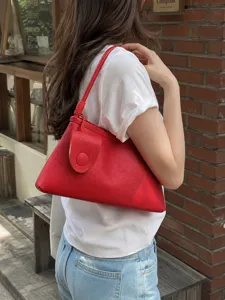Sac à épaule aisselle en cuir rouge pour femmes, sac hobo minimaliste style chic.