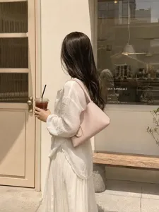 Sac épaule minimaliste rose de style coréen pour femmes, sac hobo chic et élégant pour le quotidien.