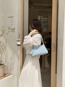 Sac à épaule bleu clair minimaliste pour femme, élégant sac hobo idéal pour le quotidien.