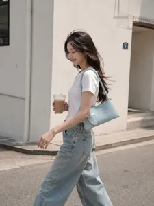 Sac hobo d'épaule bleu clair élégant stylé dans un look de mode de rue coréen décontracté.