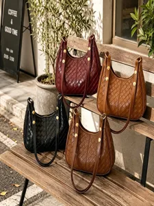 Retro woven leather shoulder bag, chic hobo crossbody bag for women daily fashion style.