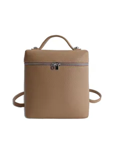 Élégant mini sac à dos en cuir marron pour femmes, sac à main et bandoulière chic.