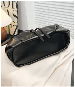Elegante bolso de hombro de cuero suave negro, bolso retro de axila con tiras dobles finas.