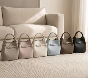 Élégant sac seau en cuir avec serrure métallique, sac à main tendance pour femmes.