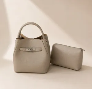 Élégant sac seau en cuir avec pochette zippée assortie, sac à main tendance pour femmes.