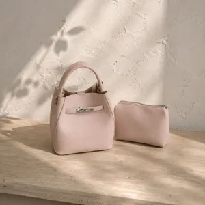 Ensemble de sac seau en cuir rose pour femmes, sac à main élégant avec pochette assortie chic.