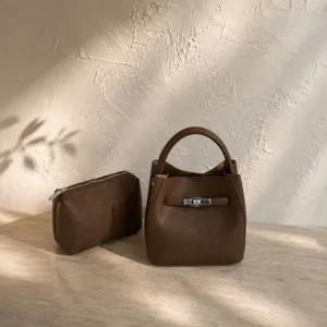 Ensemble de sac seau élégant en cuir marron avec cadenas, sac à main tendance chic.