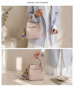 Sac seau en cuir rose pour femme, élégant sac à bandoulière avec fermoir métallique et charm ours.