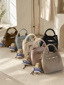 Sac seau femme tendance élégant bandoulière avec joli pendentif ours mignon style chic