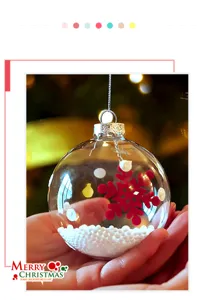 Nahaufnahme des transparenten Weihnachtskugel-Details mit roter Schneeflocke im Inneren.