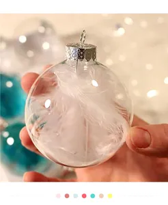 Transparente Weihnachtskugel aus Kunststoff mit weißer Feder innen, ideal für Baumschmuck.
