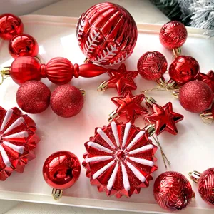 Rotes Weihnachtskugeln Set Detailansicht mit Plastikkugeln und Sternen für Christbaumschmuck.