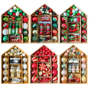 Weihnachtsbaum Dekoration Geschenk Haus boxierte Plastikkugeln und bunte Haengeanhaenger