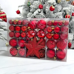 Detailansicht einer roten Christbaumkugel Geschenkbox mit verschiedenen Kugeln.