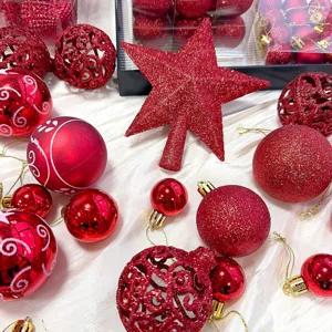 Rotes Weihnachtskugel-Set mit Glitzerkugeln, ausgehöhlten Kugeln und Stern-Baumspitze.