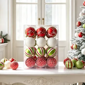 Detailansicht des 24-teiligen 6cm Christbaumkugel-Sets in transparenter Box für Baumdeko.