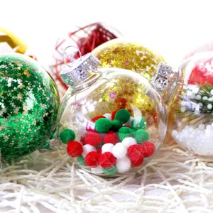 Transparente Christbaumkugeln aus Plastik mit bunten Pompons, ideal fur Weihnachtsbaumdeko.
