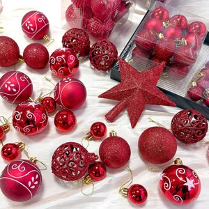 Weihnachtsschmuck Set rote bemalte hohle Christbaumkugeln und großer Stern für Deko.